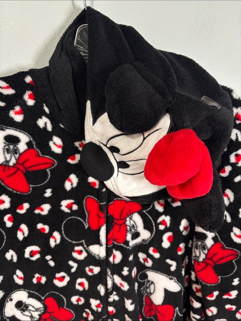 Disney sleepwear women’s size medium black red white Minnie Mouse pajamas hooded